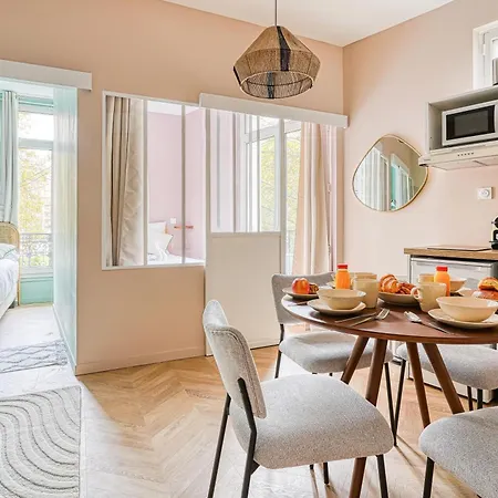 Comfort 2 Bedrooms & Air Conditioning 17 *