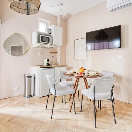 Comfort 2 Bedrooms & Air Conditioning 17