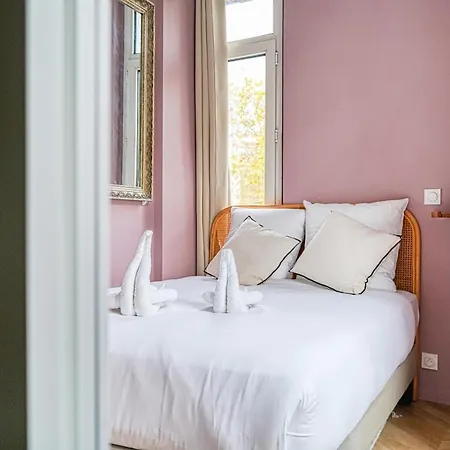 Comfort 2 Bedrooms & Air Conditioning 17 *