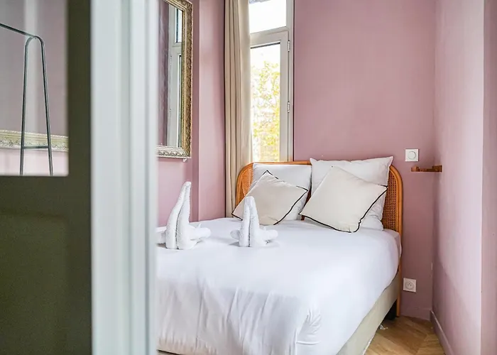Comfort 2 Bedrooms & Air Conditioning 17 *